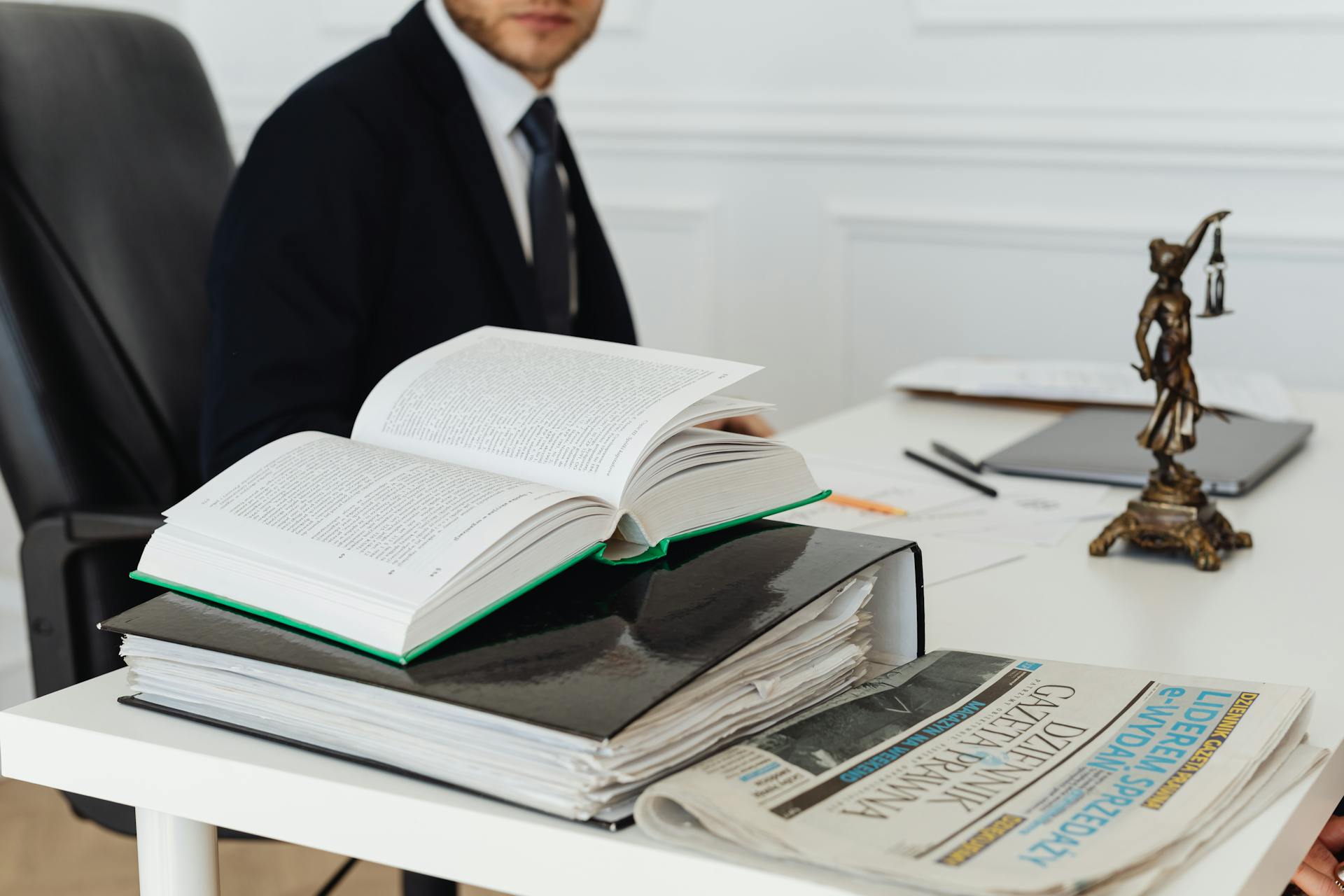 Advogado estudando legislação sobre testamentos