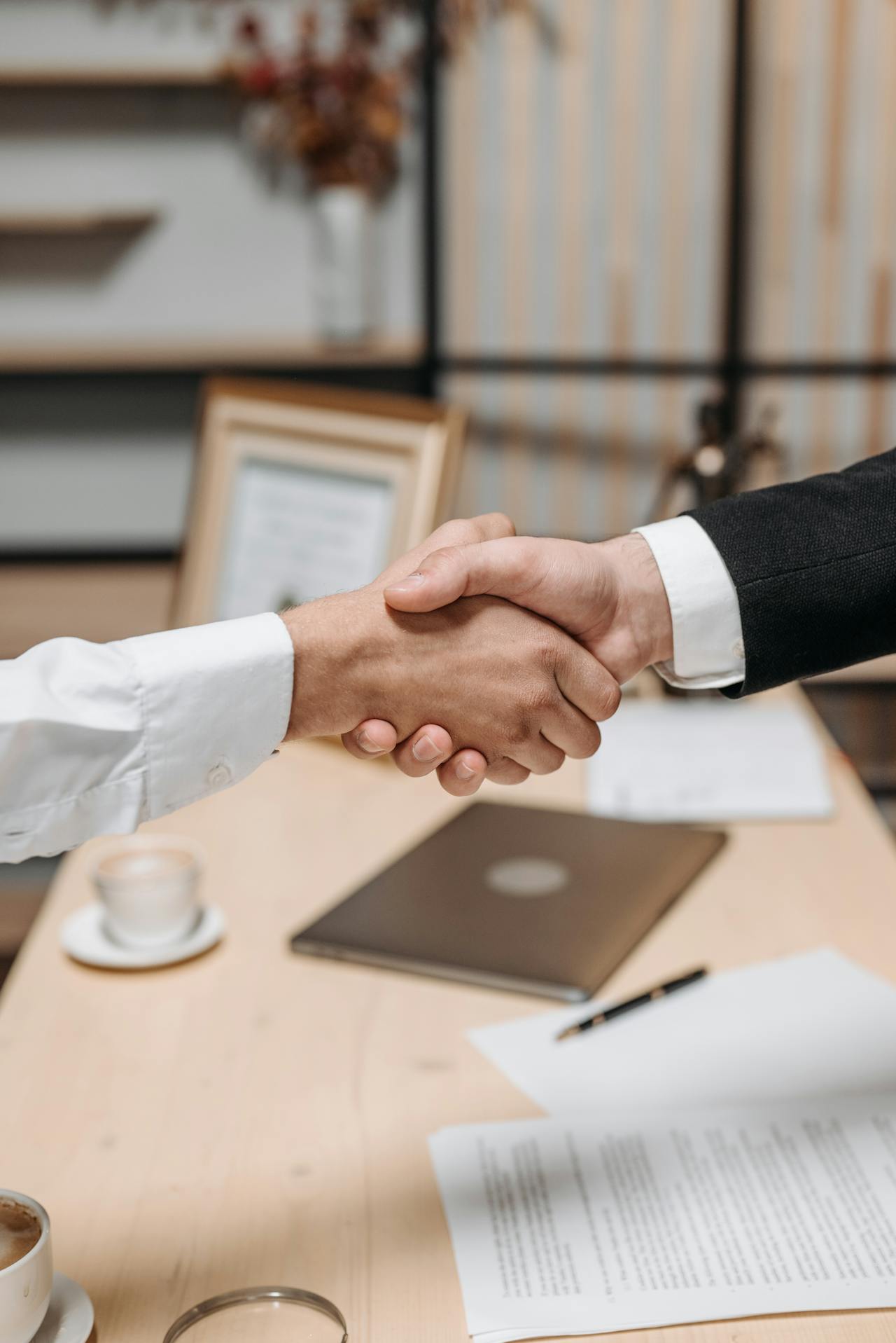 Aperto de mãos entre advogado e cliente